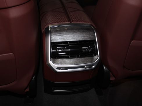 Used 2024 BMW i7 eDrive50 RWD image 46
