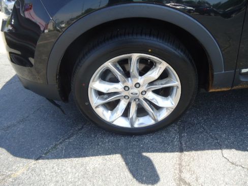 Used 2015 Ford Explorer 4WD XLT image 3