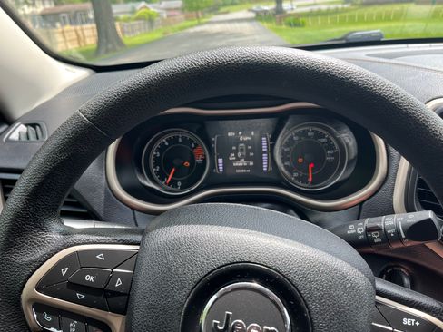 Used 2017 Jeep Cherokee Sport AWD/4WD image 5