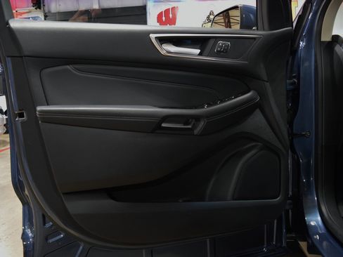 Used 2018 Ford Edge Titanium image 32