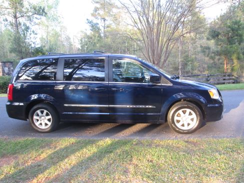 Used 2012 Chrysler Town & Country Touring image 5