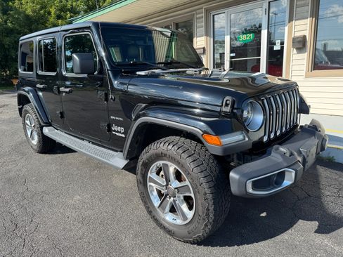 Used 2019 Jeep Wrangler 4WD Unlimited Sahara image 2