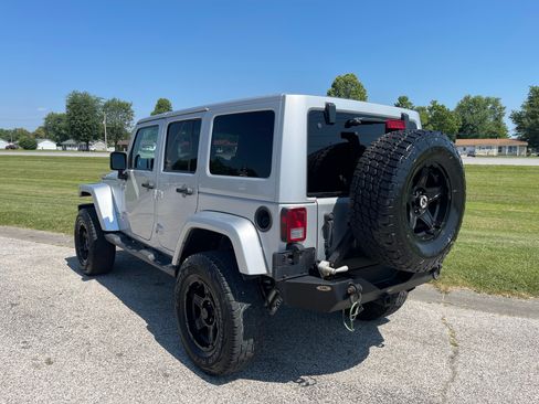Used 2012 Jeep Wrangler Unlimited Sahara image 3