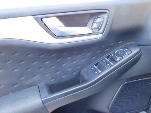 Used 2020 Ford Escape SE image 14