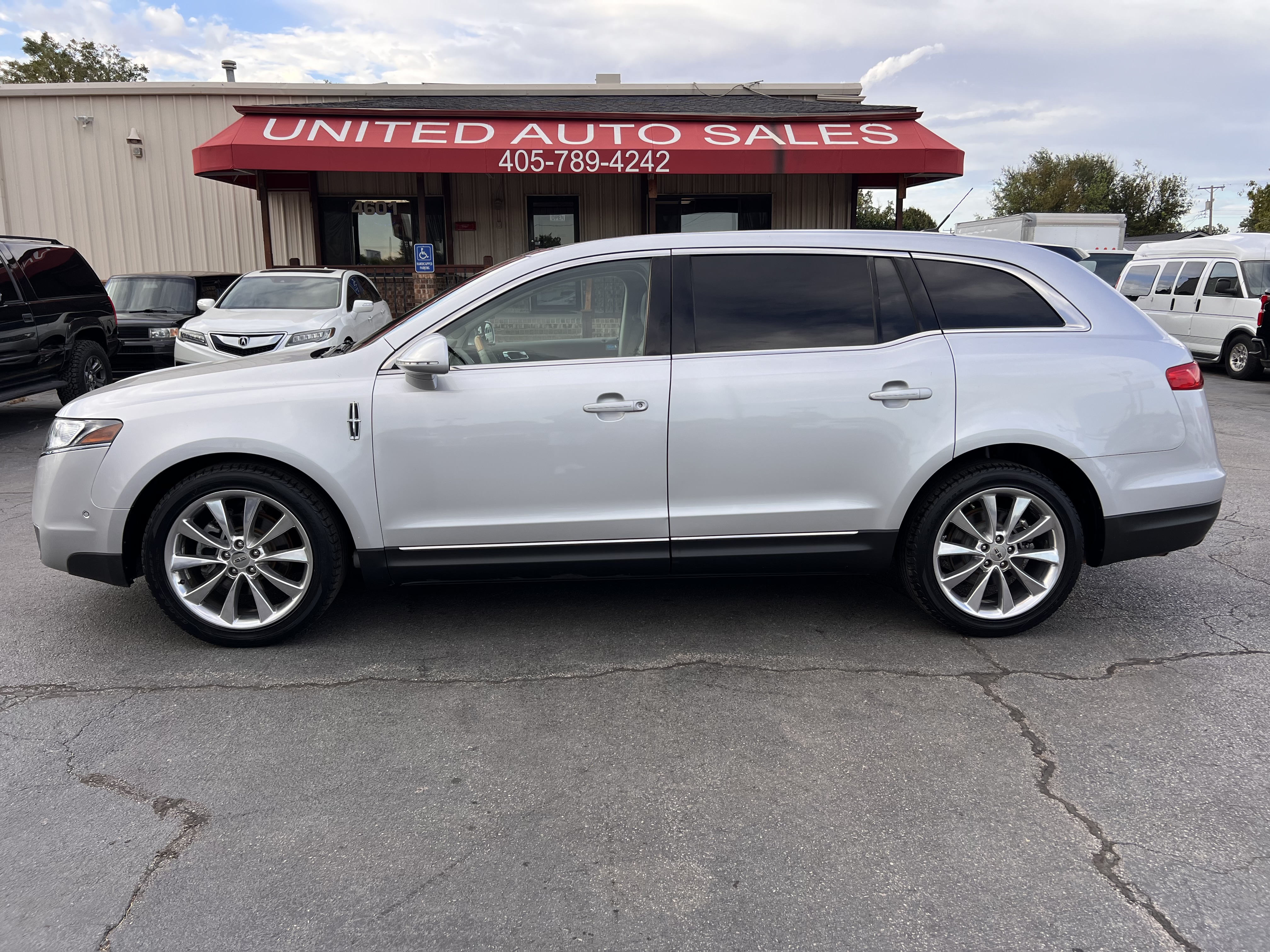 Used 2011 Lincoln MKT AWD image 1