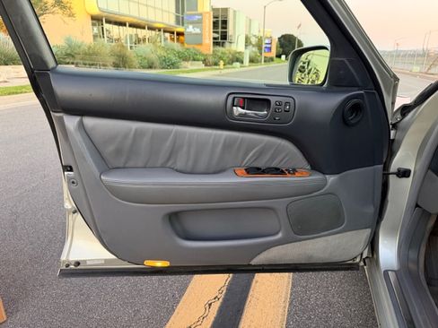 Used 2000 Lexus LS 400 image 14