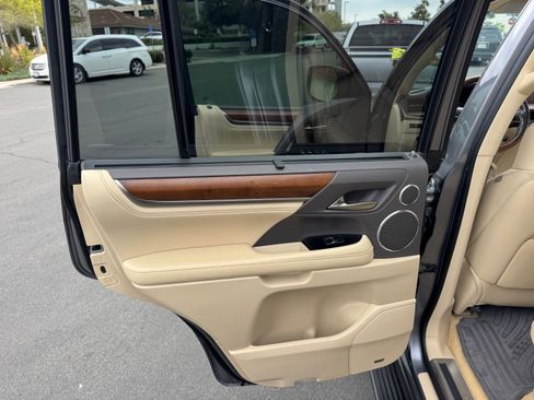 Used 2016 Lexus LX 570 image 21