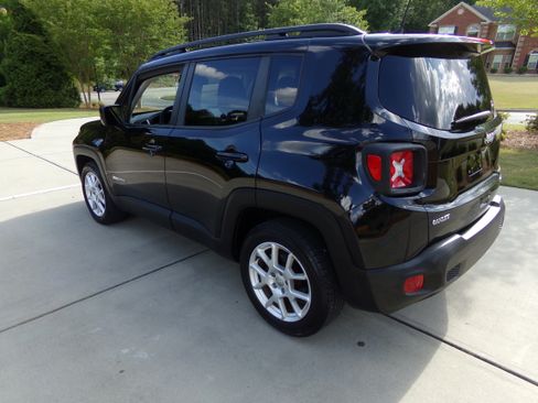 Used 2019 Jeep Renegade FWD Latitude image 3