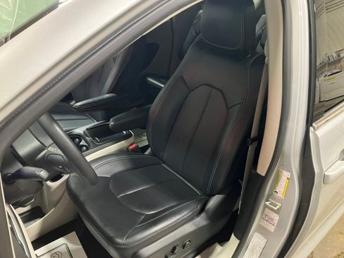 Used 2024 Chrysler Pacifica Touring-L image 7