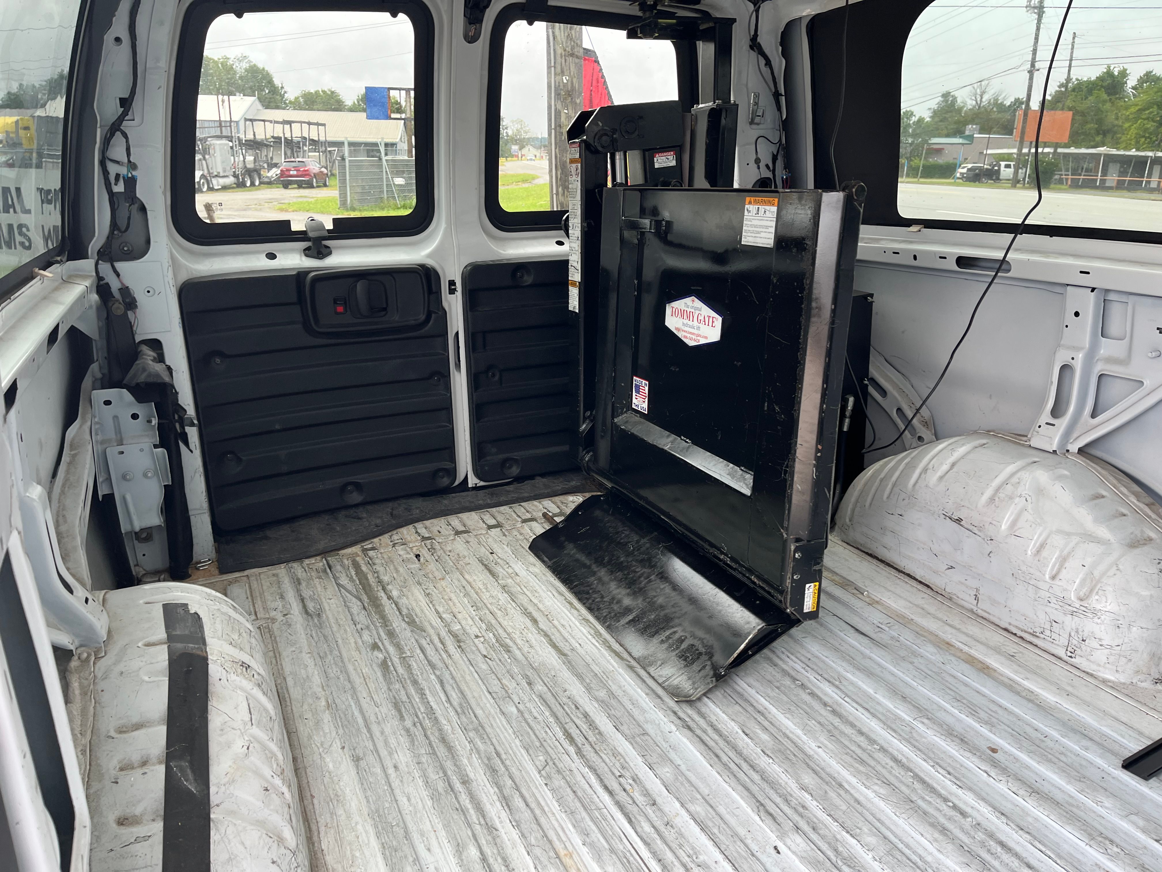 Used 2010 Chevrolet Express 2500 RWD image 30