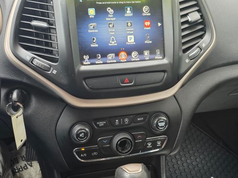 Used 2017 Jeep Cherokee Latitude image 9