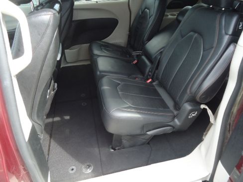 Used 2017 Chrysler Pacifica Touring-L Plus FWD image 14