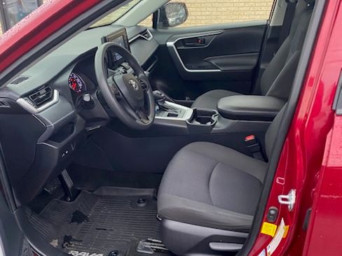 Used 2019 Toyota RAV4 LE image 13