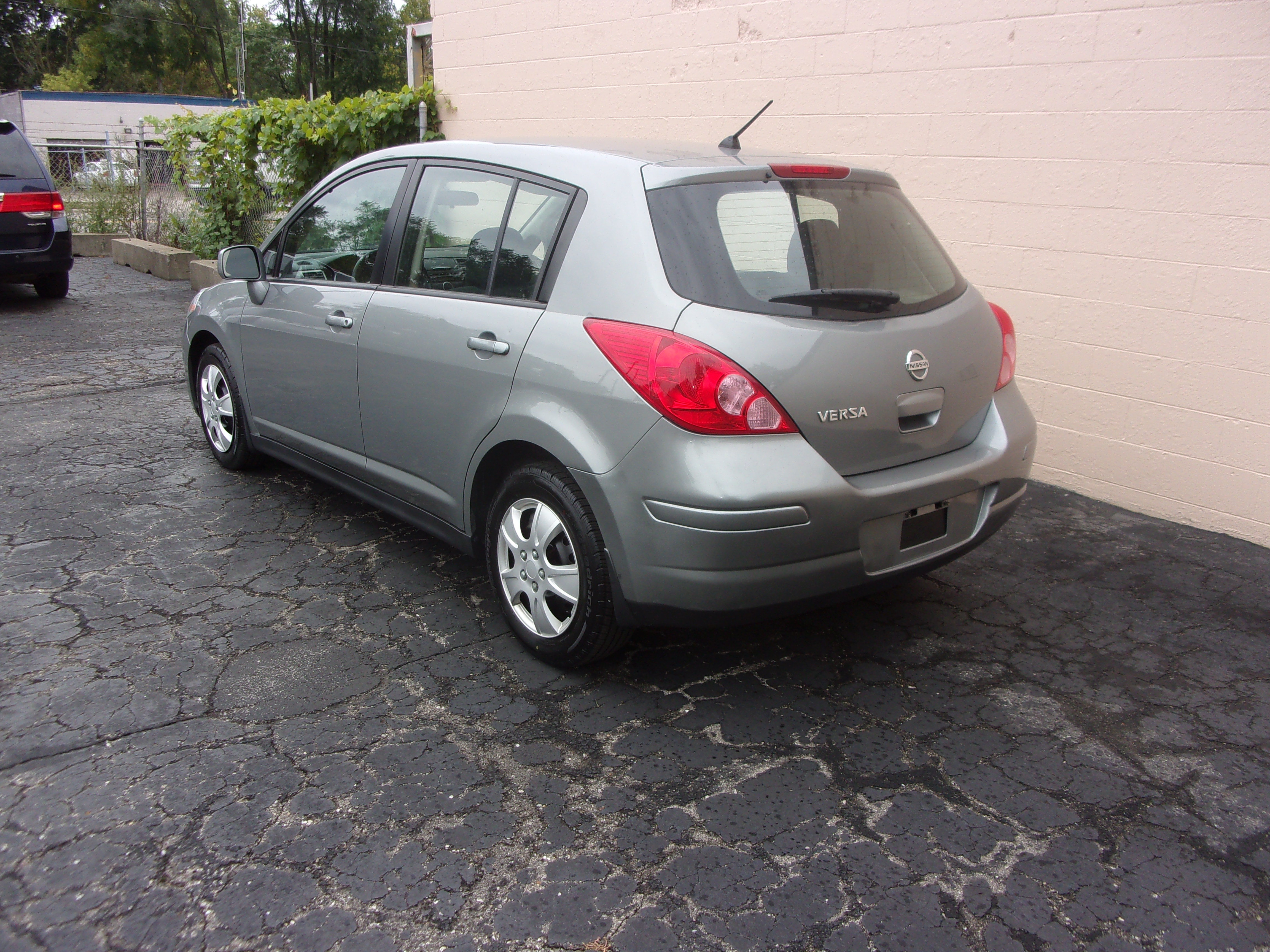 Used 2012 Nissan Versa 1.8 S Hatchback FWD image 6