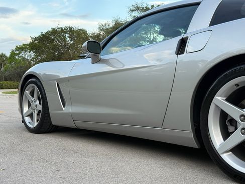 Used 2005 Chevrolet Corvette Coupe RWD image 33