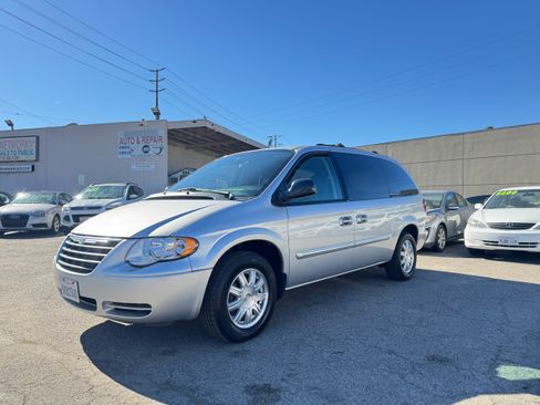 Used 2005 Chrysler Town & Country Touring image 2