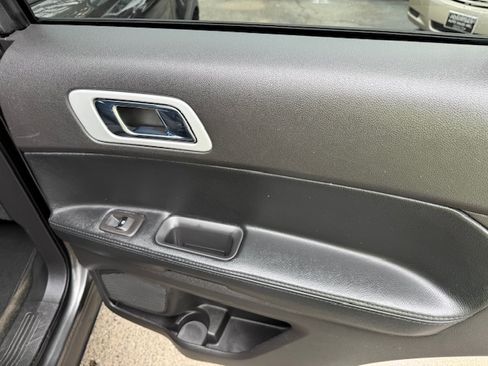 Used 2015 Ford Explorer XLT image 13