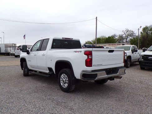 Used 2021 Chevrolet Silverado 2500 LT image 2