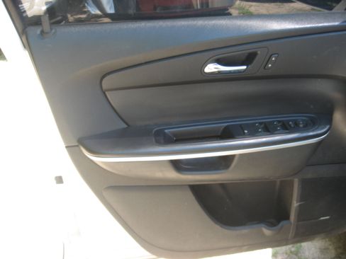 Used 2009 GMC Acadia SLT Sport Utility 4D FWD image 8