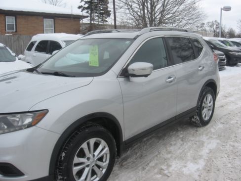 Used 2015 Nissan Rogue SV image 1
