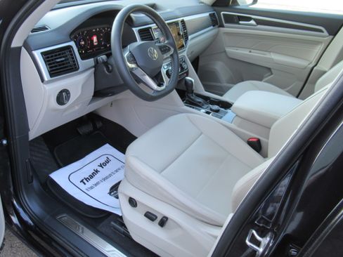 Used 2022 Volkswagen Atlas SE w/ Technology Package image 10