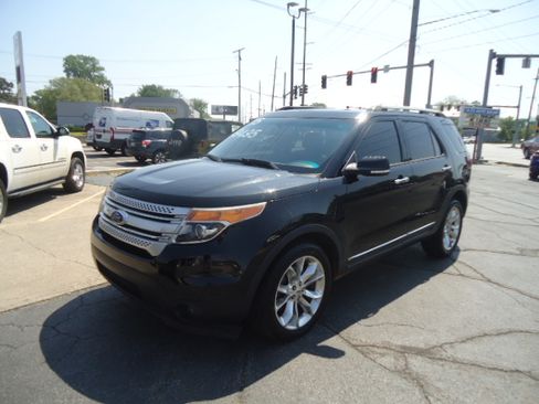 Used 2015 Ford Explorer 4WD XLT image 2