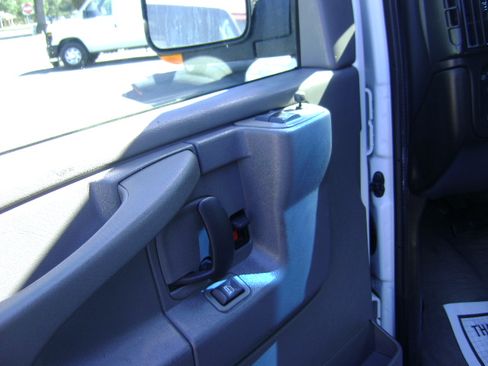 Used 2005 Chevrolet Express 3500 Extended Passenger RWD image 10