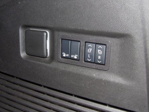Used 2025 Chevrolet Suburban 2WD Premier image 36