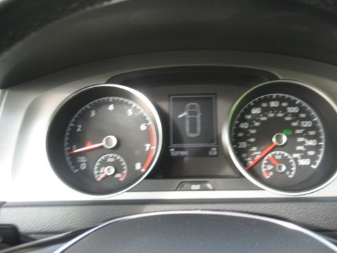 Used 2015 Volkswagen Golf S image 10