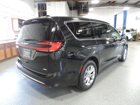 Used 2024 Chrysler Pacifica Touring-L AWD image 21
