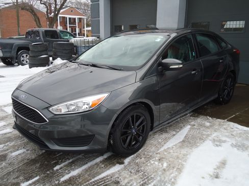 Used 2015 Ford Focus SE image 2