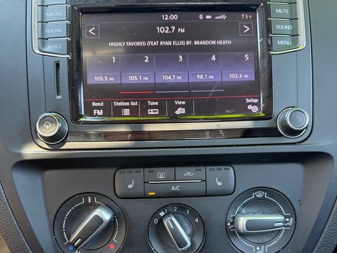 Used 2017 Volkswagen Jetta SE image 14