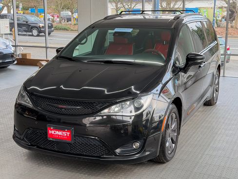 Used 2020 Chrysler Pacifica Limited image 3