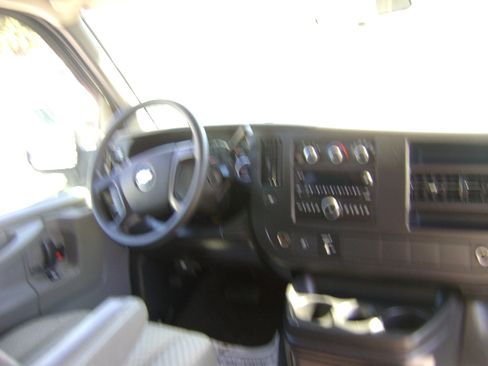Used 2009 Chevrolet Express 3500 Passenger RWD image 9