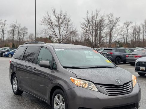 Used 2015 Toyota Sienna LE image 14