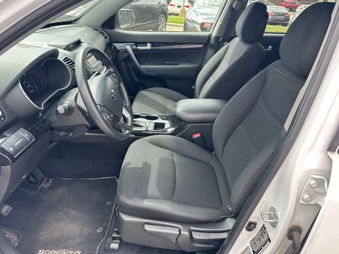 Used 2015 Kia Sorento FWD LX V6 image 10