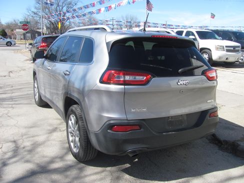 Used 2017 Jeep Cherokee Latitude image 3