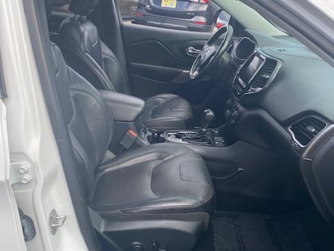 Used 2019 Jeep Cherokee Limited image 10