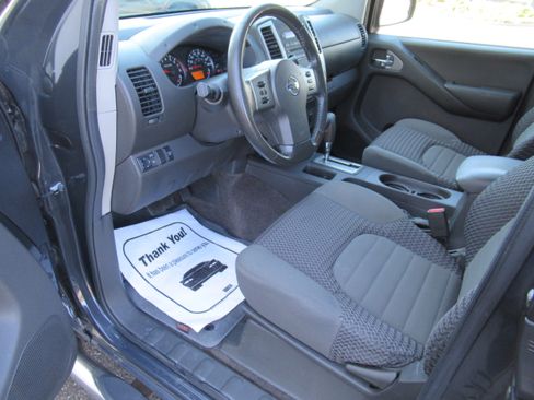 Used 2011 Nissan Frontier SV image 9