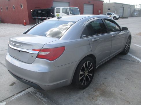 Used 2014 Chrysler 200 LX image 5