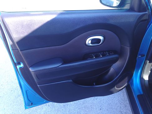 Used 2017 Kia Soul + image 9