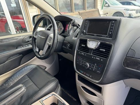 Used 2016 Chrysler Town & Country Touring image 19