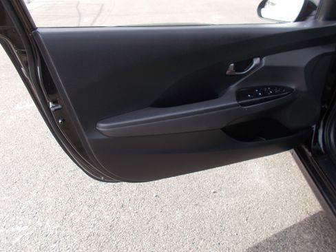 Used 2020 Hyundai Veloster image 5