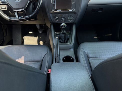 Used 2017 Volkswagen Jetta SE image 11