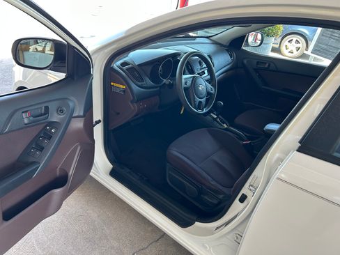 Used 2010 Kia Forte EX Sedan FWD image 4