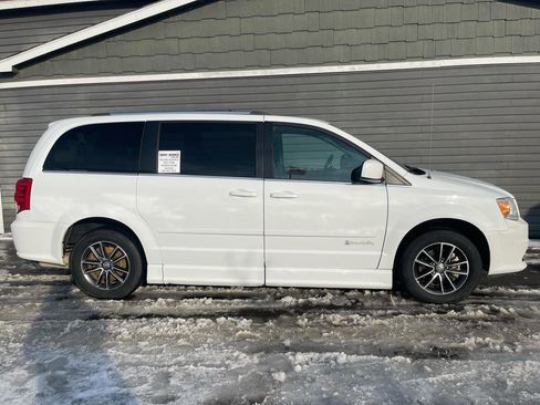 Used 2017 Dodge Grand Caravan SXT image 10