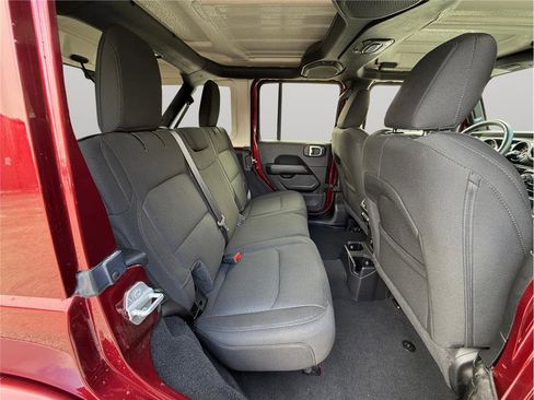 Used 2022 Jeep Wrangler Unlimited Sahara image 39