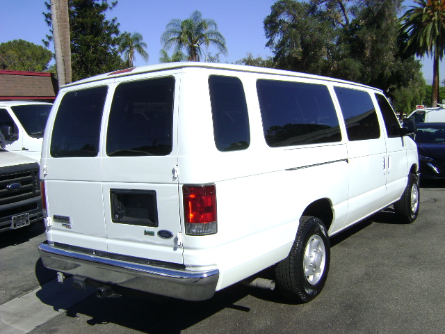 Used 2009 Ford E-350 and Econoline 350 Extended Wagon Super Duty RWD image 6