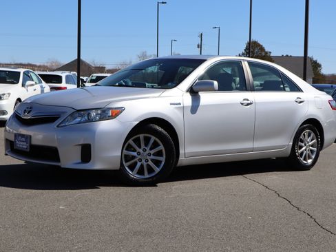 Used 2011 Toyota Camry XLE image 2