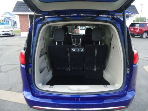 Used 2018 Chrysler Pacifica Touring-L FWD image 12